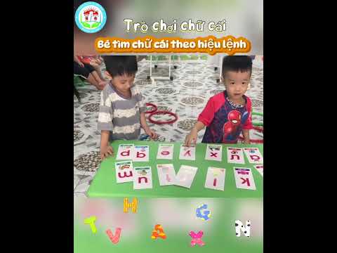 Bé 4 tuổi tìm chữ cái theo hiệu lệnh