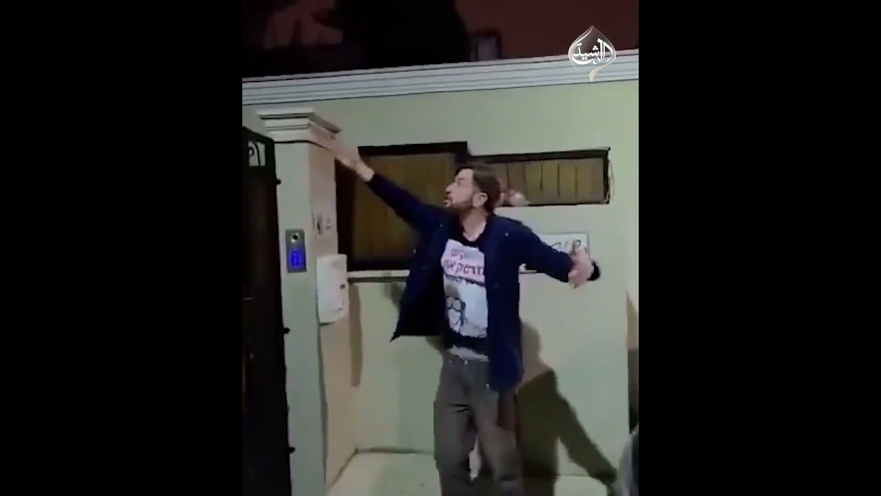 فيديو | معلمون إسرائيليون يتوسلون أمام منزل وزير التعليم للسماح لهم بالدخول والاحتماء من الصواريخ الإيرانية