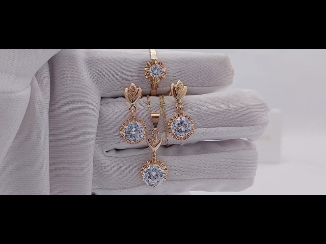 Vídeo relacionado con Crystalline Azuria Mujer 18ct Chapado en Oro Blanco Lágrimas Juego de joyas Rojo Zirconia Collar Pendientes para Mujer y Niña