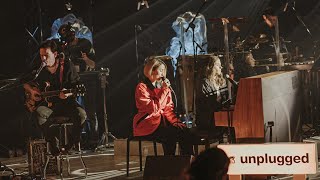 Kadr z teledysku Królowa Śniegu (MTV Unplugged) tekst piosenki Natalia Przybysz feat. Hania Rani