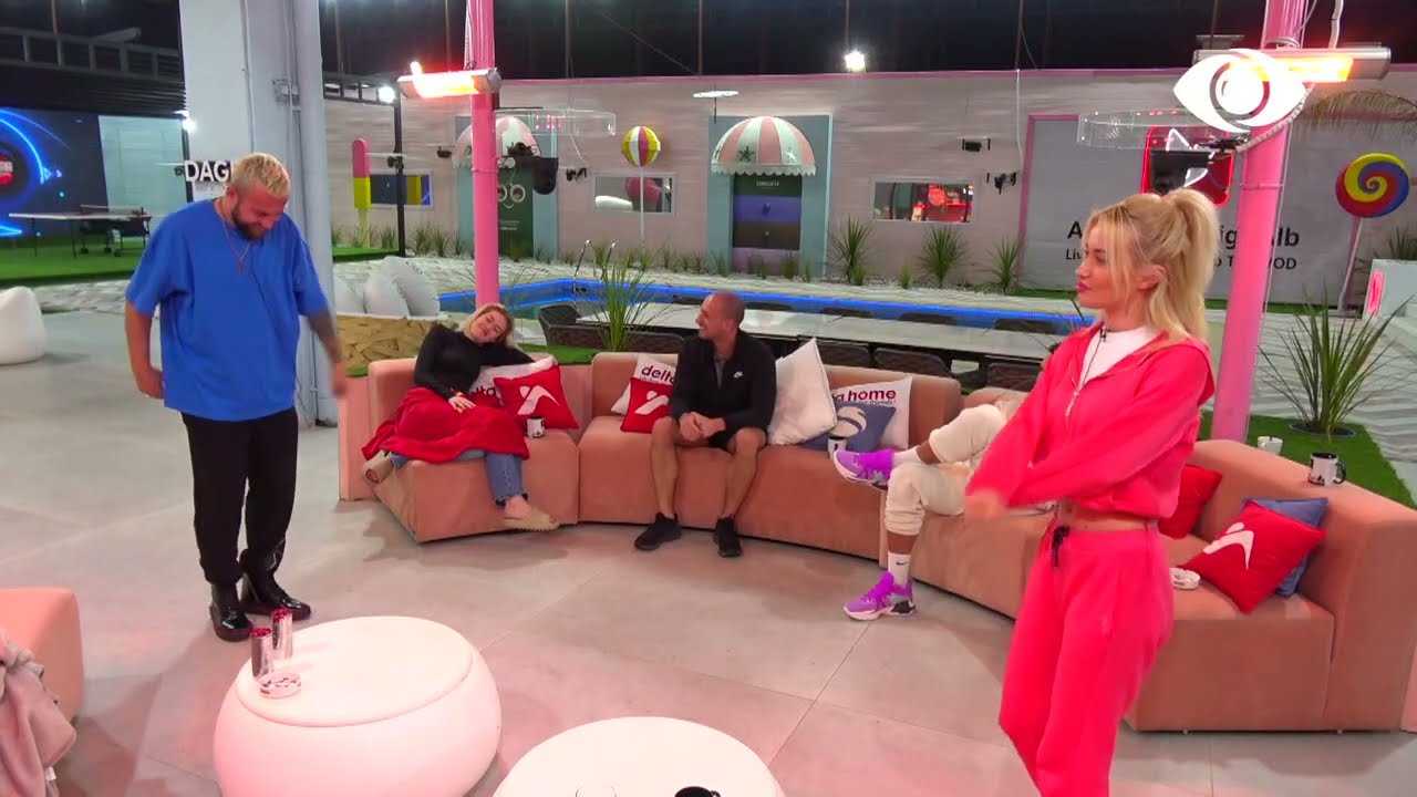 Deamishel dhe Luizi kërcejnë në oborr