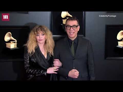 Natasha Lyonne and Fred Armisen arm-in-arm at the 2019 Grammys