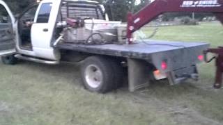 preview picture of video 'Loading Hay Onto Fast Dump Hay Trailer 2013'