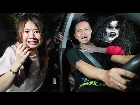 ZAINAL DRIVING WAS DISTURBED BY A RED KUNTILANAK!! ALMOST CRASHED!!