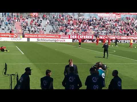 Robert Wulnikowski wärmt Würzburger Kickers Torhüter auf