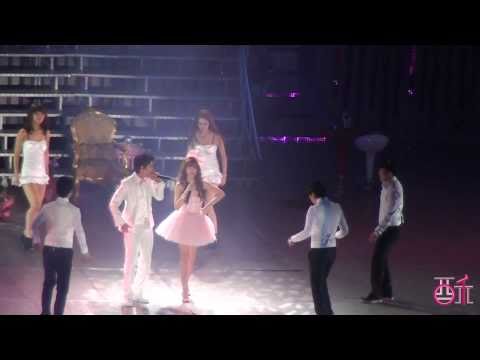 大酥團】101017 SNSDジェシカ＋SJドンヘ～バービーガール＠SNSD 1st Asia tour in Taiwan (FanCam) ([大酥團] 101017 SNSD Jessica + SJ Dong Hae - Barbie Girl @ SNSD 1st Asia tour in Taiwan (FanCam))