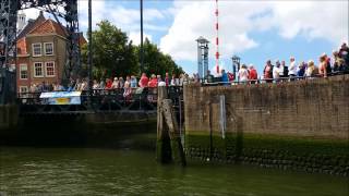 preview picture of video 'tobbedansen in de haven van Maassluis'