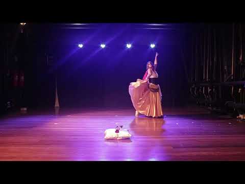 Performance com  inspiração cigana