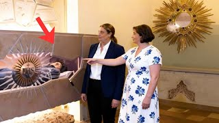 Uma pastora evangélica tocou a tumba do meu filho Carlo — e caiu de joelhos chorando