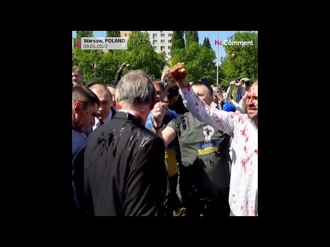 Hass auf russische Kriegs-Terror-Bestien: Farbattacke auf Russlands Botschafter in Polen