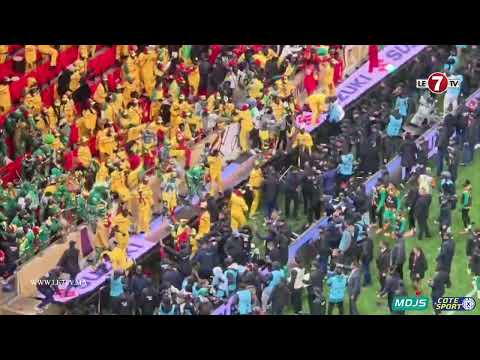 اقتحام وتخريب ... الجماهير السنغالية تعتدي على رجال الأمن بعد الاعلان عن ضرية جزاء للمنتخب المغربي