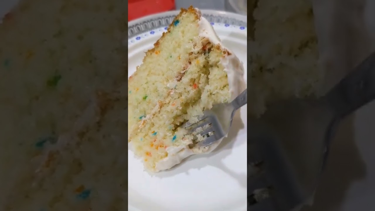 Vanilla Funfetti Cake 😋             IG • x.mandifitness