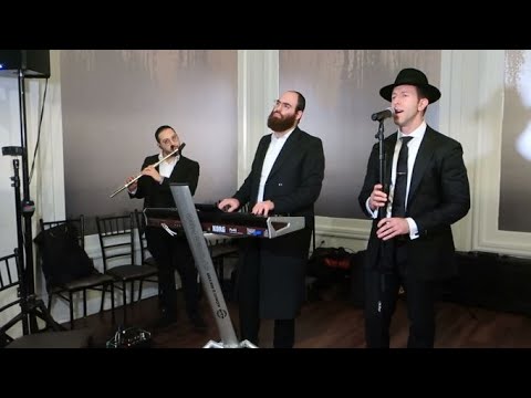 Shmuly Schneider singing Liros Bunim - Chupa