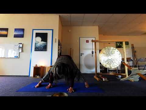 Yoga Momente: Gegrätschter, gestützter Kopfstand