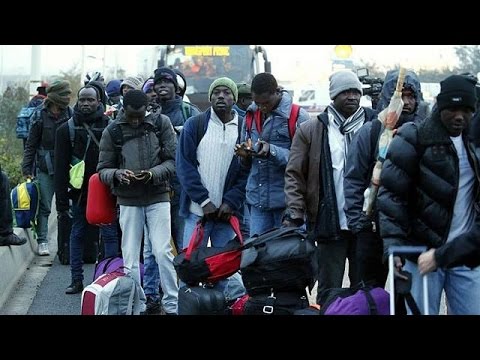 L'evacuazione della giungla di Calais va avanti nella calma