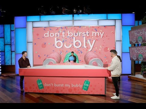 ジョナス・ブラザースが「ドント・バースト・マイ・バブリー」を演奏 (The Jonas Brothers Play 'don't burst my bubly')