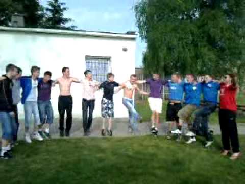 młyn piłkarzy po wygranym meczu....