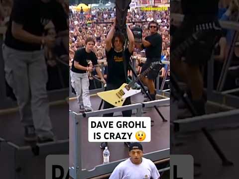 Dave Grohl playing with crane at Bizzare Festival 2000 😲 #davegrohl #foofighters #live