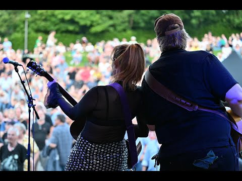 Hannah Aldridge & Band - Black and White