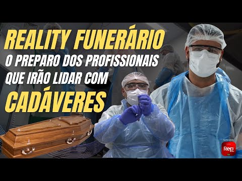 Jornalista ajuda a preparar um cadáver no primeiro reality funerário do mundo