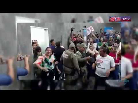 ROTA DO DIA 12 03 20  Professores municipais jogam frutas em vereadores durante protesto