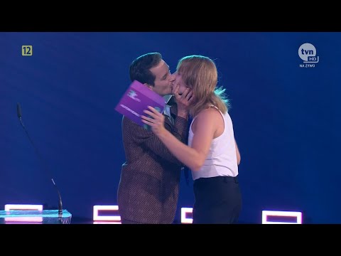 Pocałunek Krzysztofa Zalewskiego z Ralphem Kamińskim podczas gali rozdania "Fryderyków" (05.08.2021)