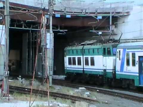 E656.600 che soccorre il materiale del 22079 causa guasto alla 464.222