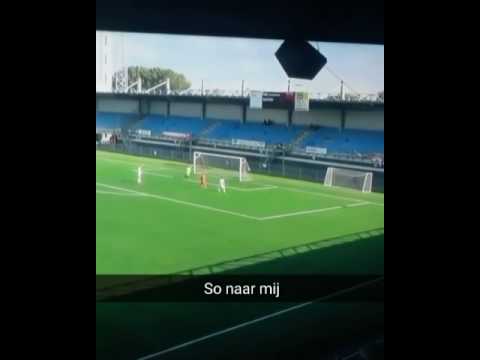 Ihabel speelt bij RBC Roosendaal O 15 1 en knalt de bal zo erin