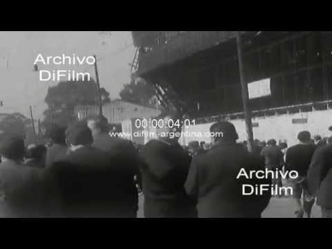 DiFilm - Hinchas arribando al estadio de Quilmes Atletico Club 1969