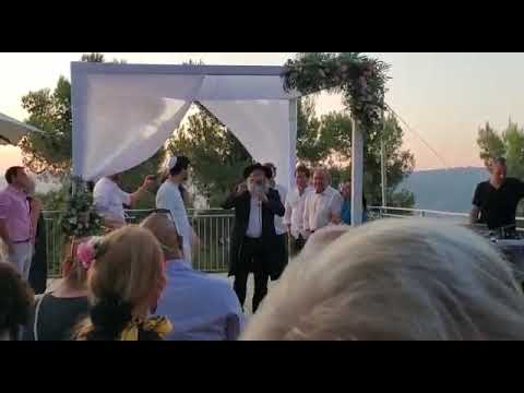 Rabbi Kalman Weinfeld Gives Remarks at Wedding