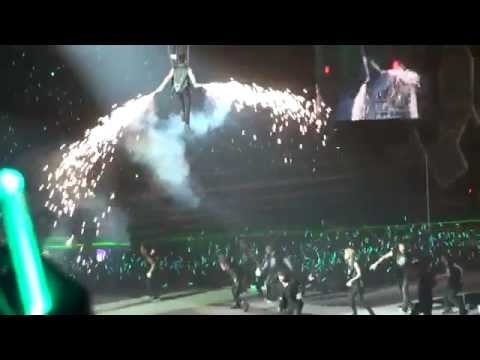 110910 flying SHINee Jonghyun Juliette  @ SHINee World Concert in Singapore