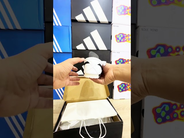 حذاء "تايجر" كلاسيك - أبيض بلمسات سوداء