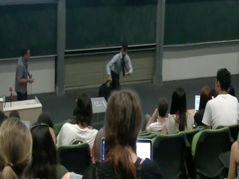 بالفيديو.. حقيقة مقطع”طالب يشاهد فيلم إباحى فى محاضرة وينسى كتم الصوت”