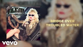 Kadr z teledysku Bridge over Troubled Water tekst piosenki Dolly Parton