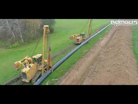Układanie rur DN700 w wykopie / Laying DN700 pipes in the trench