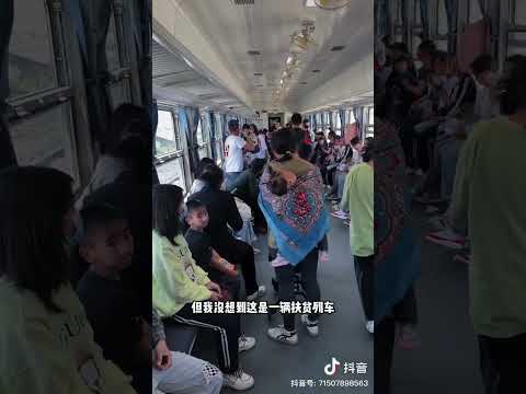 Misterioso trem 5633, a extensão total da ferrovia é de 353 km, o ônibus passa pela próspera cidade de Dashan e pelas profundezas da cidade, as pessoas que viajam no carro vão para a cidade de Dacheng, as pessoas que trabalham no exterior também estão viajando para casa, Liangshan não é legal e a noite está quente! #Sichuan #Prefeitura Autônoma de Liangshan #Yi #Trem da Pobreza