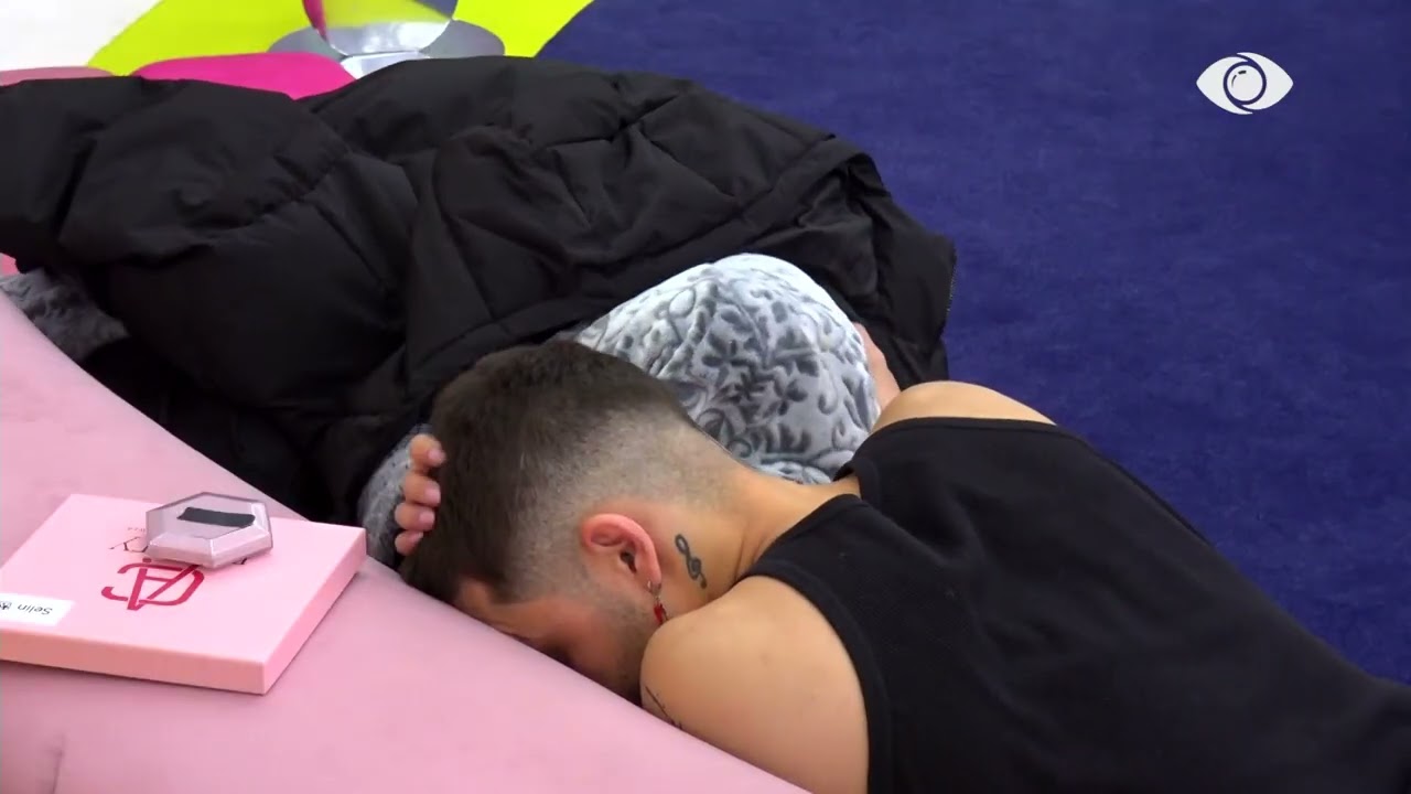 Selin shtrihet në ‘Living’, Gimbo i qëndron pranë