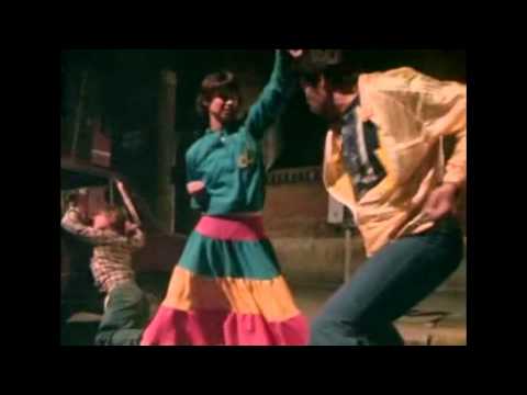 Linda the Policewoman (Görbe Nóra) streetfighting at night