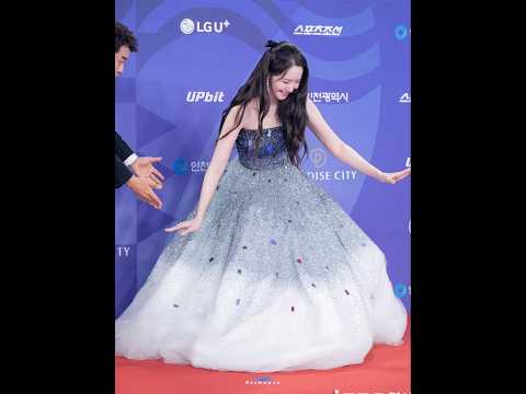 Even she fell so gracefully😍✨ #yoona #BlueDragonSeriesAwards2025 #kdrama