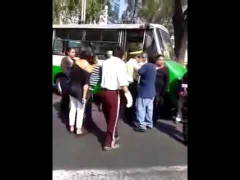 Policía de transito prepotente contra microbusero