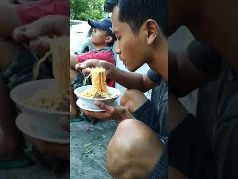 Makan mie patmo