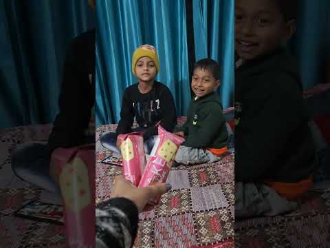 Manas ne diya mitansh ko chocolate