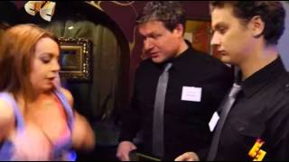 Бейне архивтен әйеліммен жыныстық қатынас Жігіт видеода өз мүшесін көрсетеді