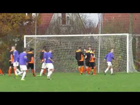 14. Daan's vingertoppen zijn heel belangrijk bij vrije trap Walburgia