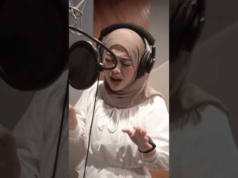 Ika Manda dalam studio record lagu Tak Mampu Bertahan