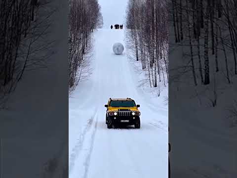 В Латвии снежный ком снёс внедорожник 😳