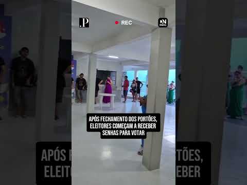 Após o fechamento de portões, eleitores em filas recebem senhas para votar em Fortaleza