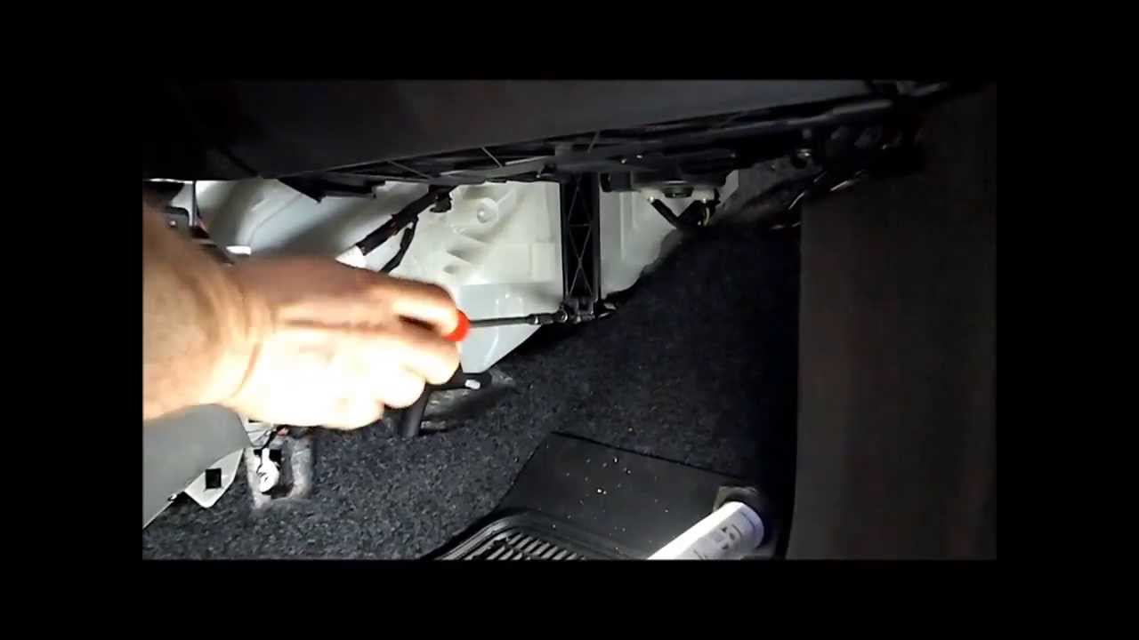 Fiat Grande Punto - wymiana filtra przeciwpyłkowego