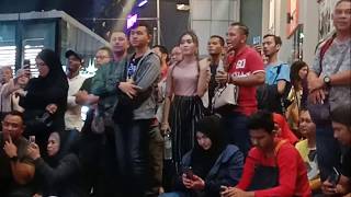 Download lagu Cantik dia..macam kenal je.. mp3