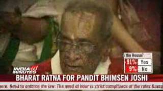 Bhimsen Joshi presented with Bharat Ratna